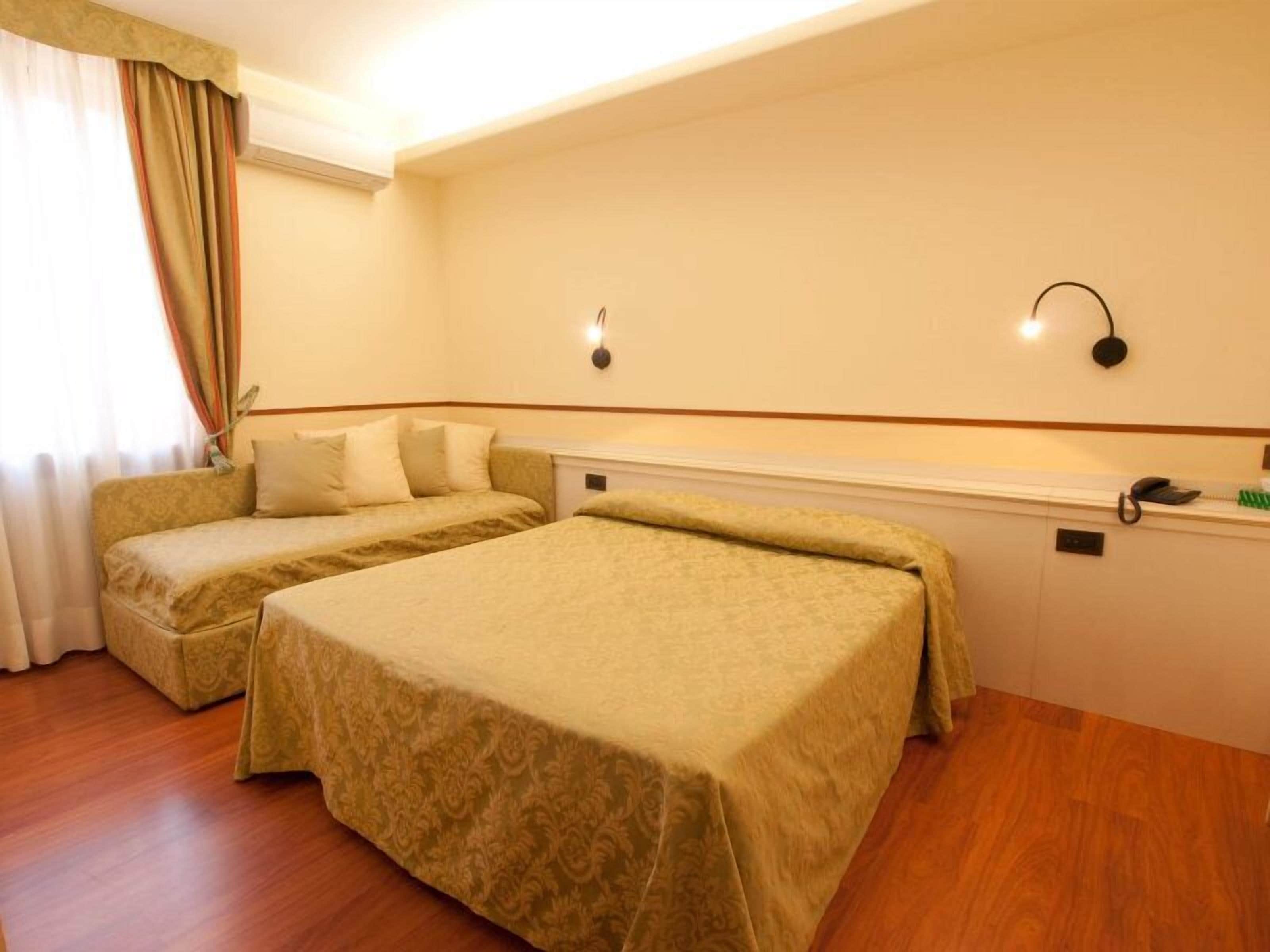 triple room | 1 bedroom, in-room safe, desk, free wifi