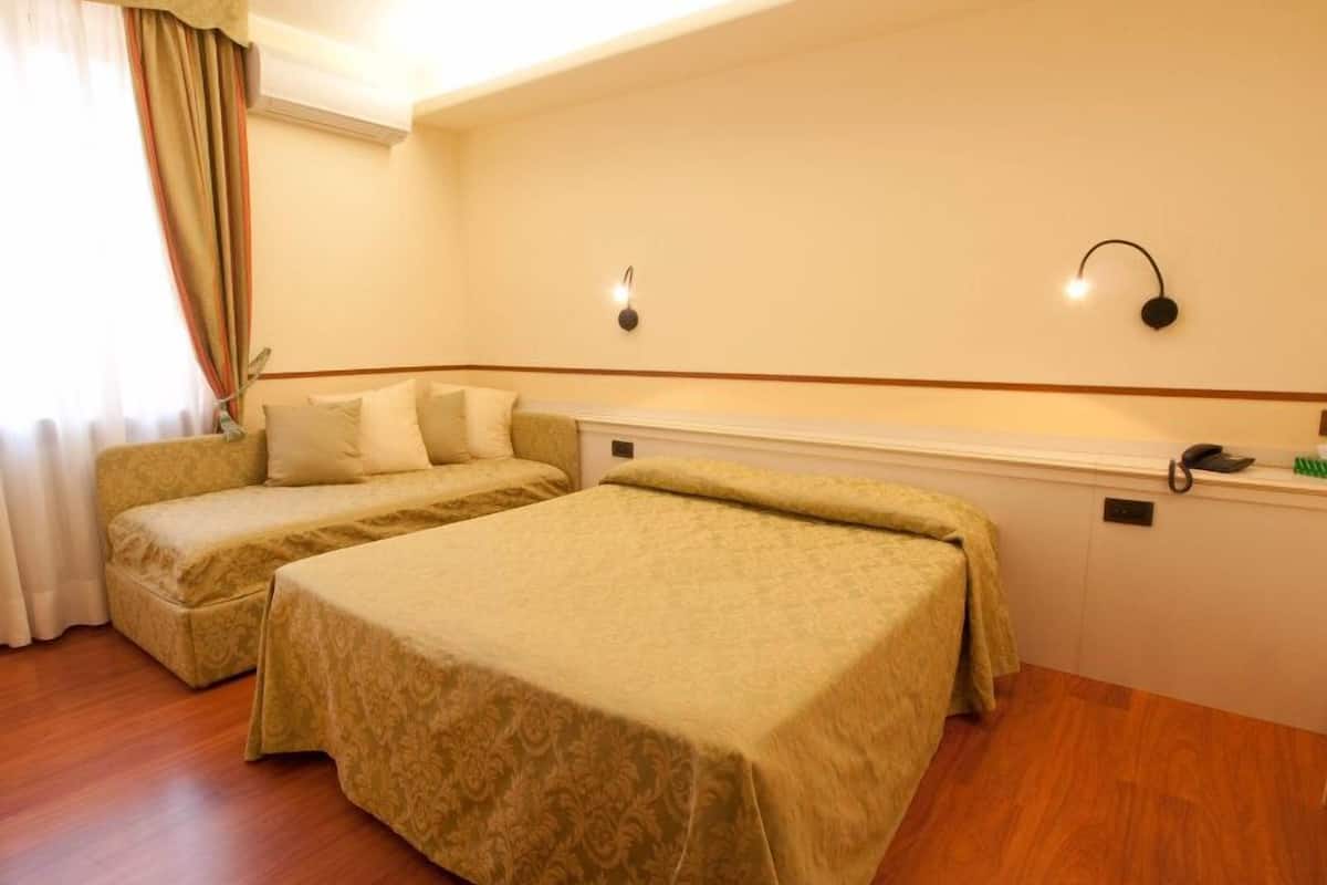 triple room | 1 bedroom, in-room safe, desk, free wifi