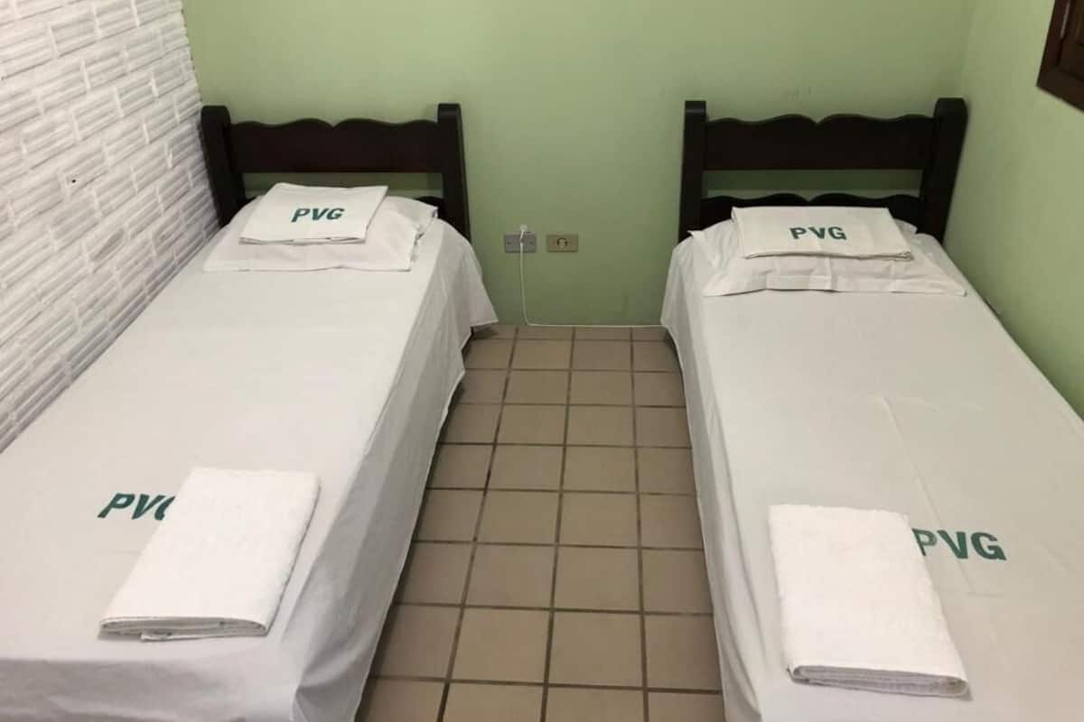 Escritorio, wifi gratis y ropa de cama