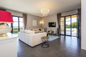 TV, peis, DVD-spiller og bordtennis