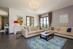 TV, peis, DVD-spiller og bordtennis