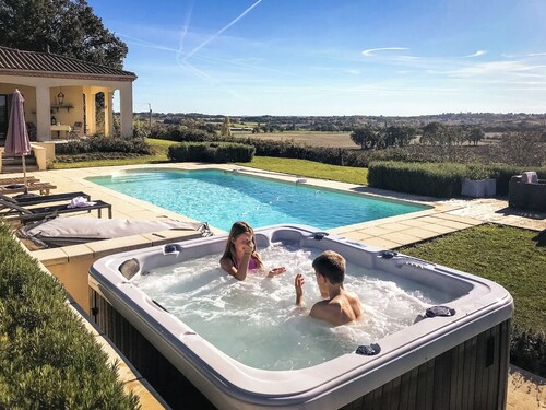 Beaumont, beautiful villa with private swimming pool and jacuzzi