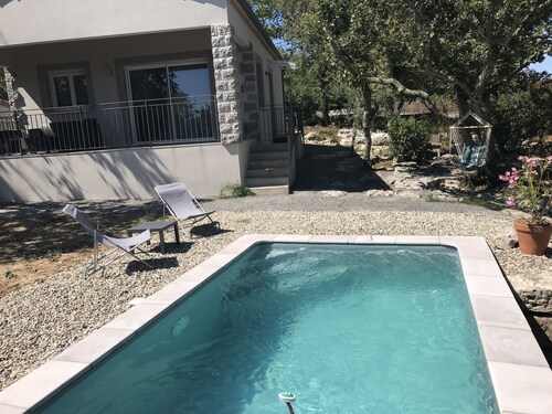 Komfortables Ferienhaus mit wunderschöner Terrasse auf einem authentischen, eingezäunten Grundstück