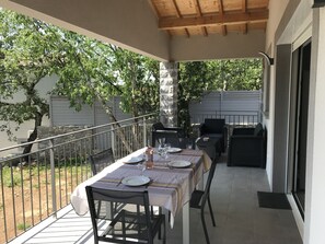 屋外ダイニングエリア