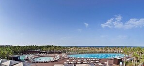 A heated pool - Bright Apartment | Kitchenette + Air-Conditioning (Albufeira)