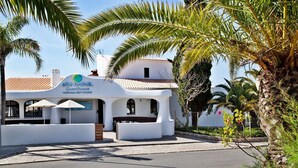 A white building with a sign reading "SÃO RAFAEL Gastronomia Restaurante". - Bright Apartment | Kitchenette + Air-Conditioning (Albufeira)