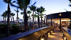 Outdoor dining - Bright Apartment | Kitchenette + Air-Conditioning (Albufeira)
