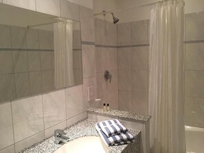 Ensemble baignoire-douche, articles de toilette (gratuits)