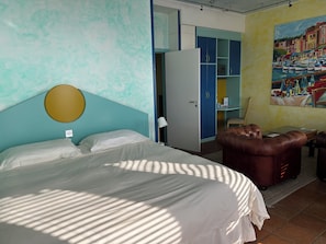Deluxe Double Room | Desk, laptop workspace, blackout curtains, free WiFi - Penta Hotel (Douglas)