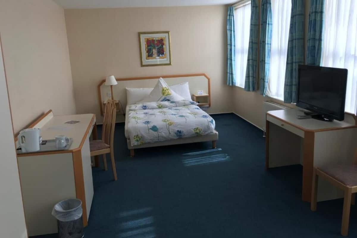 Double Room | Desk, laptop workspace, blackout drapes, WiFi (free)
