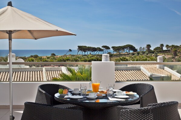 Outdoor dining - Gorgeous Villa Near the Beach | Air-Conditioning (Albufeira)