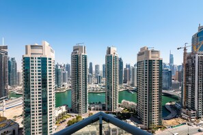Aerial view - Maison Privee - Spacious Apt w/ Beach, Pool and Marina Access (Dubai)