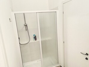 Standard-Apartment, 2 Schlafzimmer | Dusche im Bad