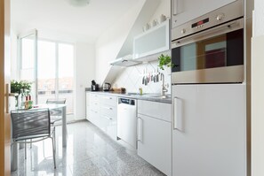 Kühlschrank, Ofen, Herdplatte, Geschirrspüler