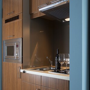 Réfrigérateur, four à micro-ondes, surface de cuisson