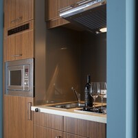 Refrigerador, microondas, placa de cocina, tetera/pava eléctrica