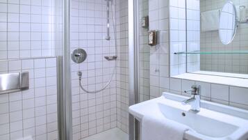 淋浴设施、吹风机、毛巾、肥皂