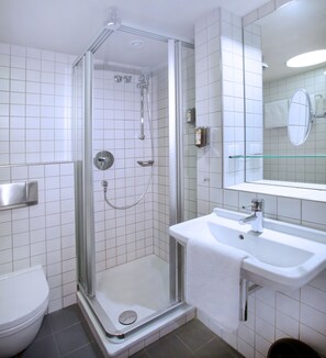 Douche, sèche-cheveux, serviettes fournies, savon