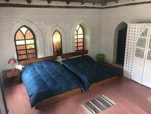 Safe på rommet, strykejern/-brett, wi-fi og sengetøy