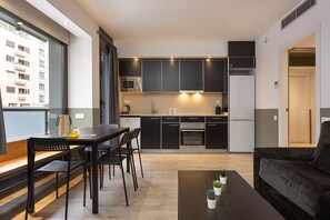 Een koelkast, een magnetron, een oven, een kookplaat
