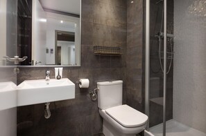 Regadera, amenidades de baño ecológicas, secadora de cabello, toallas 