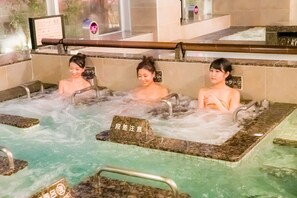 室內 SPA 浴池