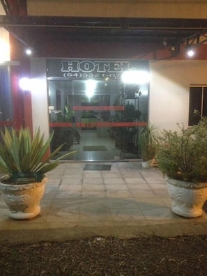 Fachada de la propiedad por la tarde o noche