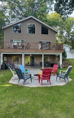 Terrace/patio - Lake front cottage on Ucil Lake (Pound)