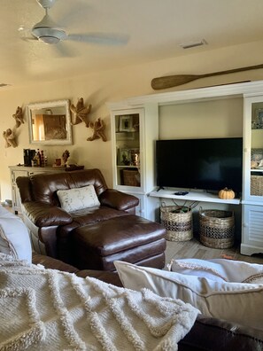 Smart-TV, peis og bøker