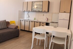 Apartamento família (1) | Cozinha privada | Geladeira, fogão, cooktop, chaleira elétrica