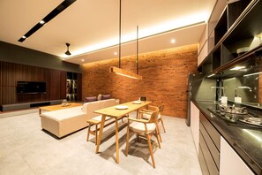 ラグジュアリー ヴィラ | 専用キッチン | 冷蔵庫、電子レンジ、オーブン、コンロ