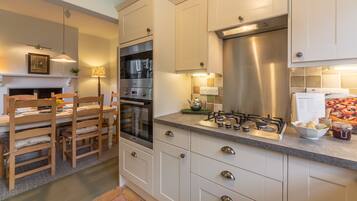 Réfrigérateur, micro-ondes, lave-vaisselle, chaise haute