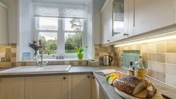 KylskÄp, mikrovÄgsugn, diskmaskin och barnstol