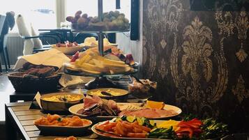 Petit déjeuner buffet (150 NOK par personne)