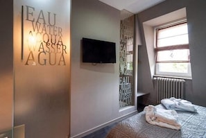 Kahden hengen deluxe-huone (Cachemire) | Tallelokero huoneessa, yksilöllisesti sisustettu