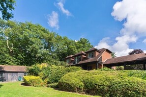 Exterior - Self Contained Stay, set within 7 acres of gated grounds, for 2 or 3 guests (Kingsfold)