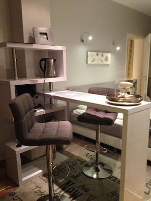 Kühlschrank, Mikrowelle, Herdplatte, Wasserkocher