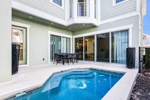 Piscine chauffée, chaises longues