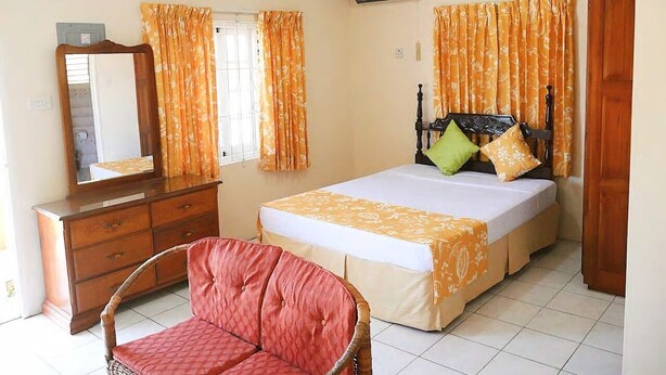 Comfort Room | Iron/ironing board, WiFi (free), bed sheets - Urban Resort Complex (Runaway Bay)