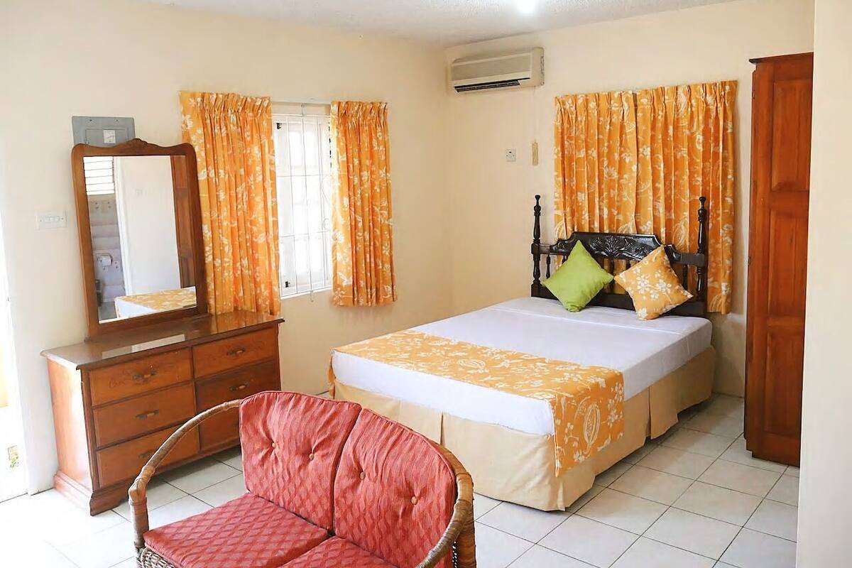 Comfort Room | Iron/ironing board, WiFi (free), bed sheets