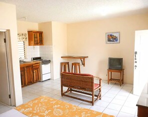 Comfort Room | Private kitchen | Fridge, oven, stovetop, cookware/dishes/utensils