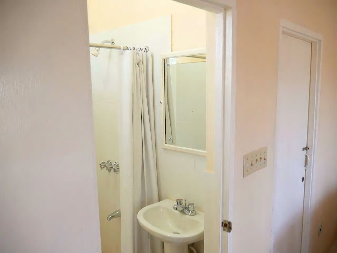 Comfort Room | Bathroom | Bathtub, towels, soap, toilet paper - Urban Resort Complex (Runaway Bay)