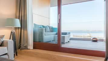 Comfort-Suite Fördeblick | Living area | Flat-screen TV