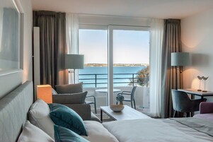 Caja de seguridad en la habitación, cortinas blackout y cunas 