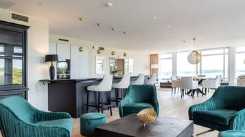 Penthouse, Sauna | Wohnbereich | Flachbildfernseher