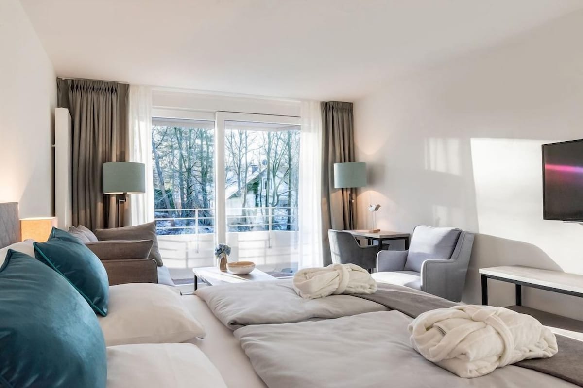 In-room safe, blackout drapes, cribs (surcharge), WiFi (free)