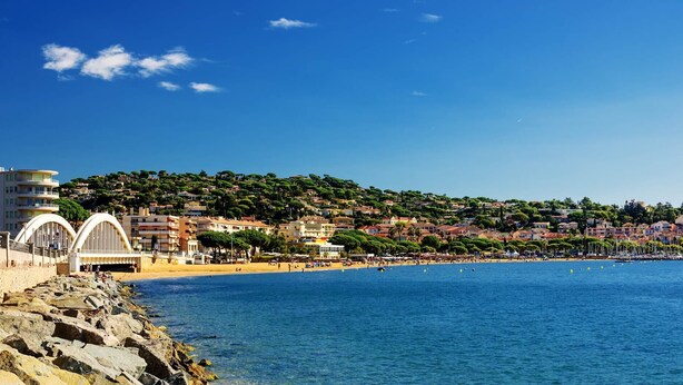 Une ville côtière dotée d’une plage, d’un casino et d’une côte rocheuse.