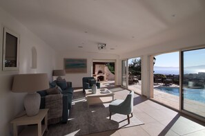 TV, fireplace, stereo