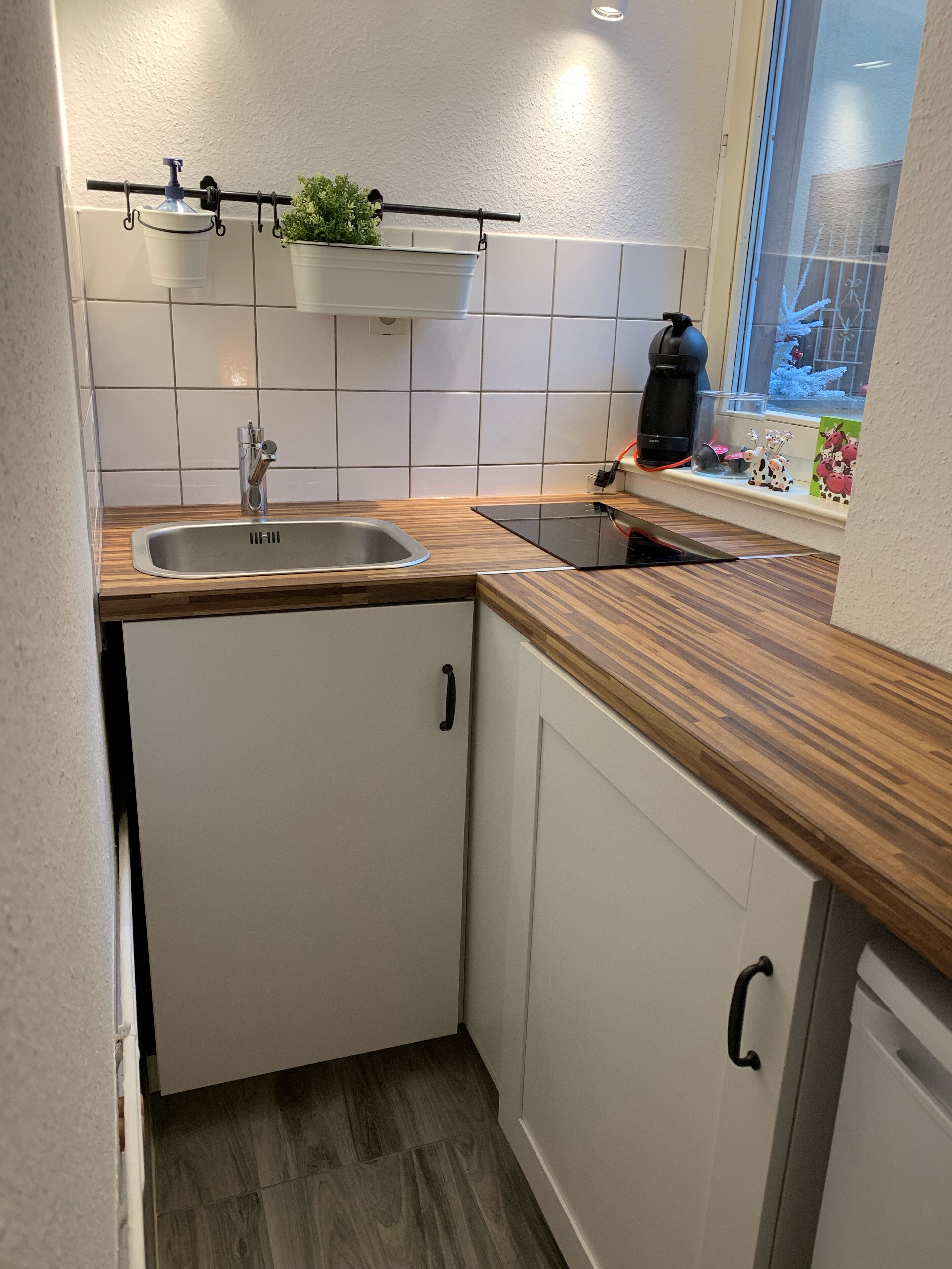 Réfrigérateur, micro-ondes, plaque de cuisson, cafetière/bouilloire