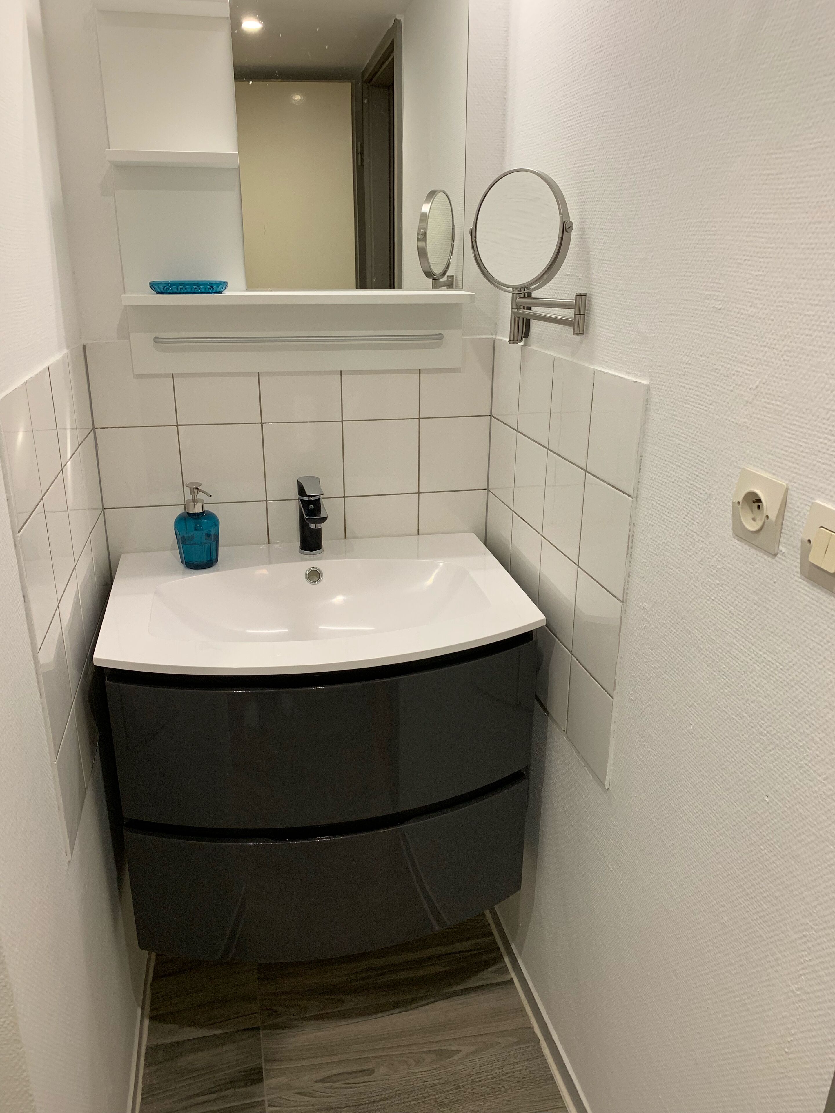 Dusch, hårtork, handdukar och tvål